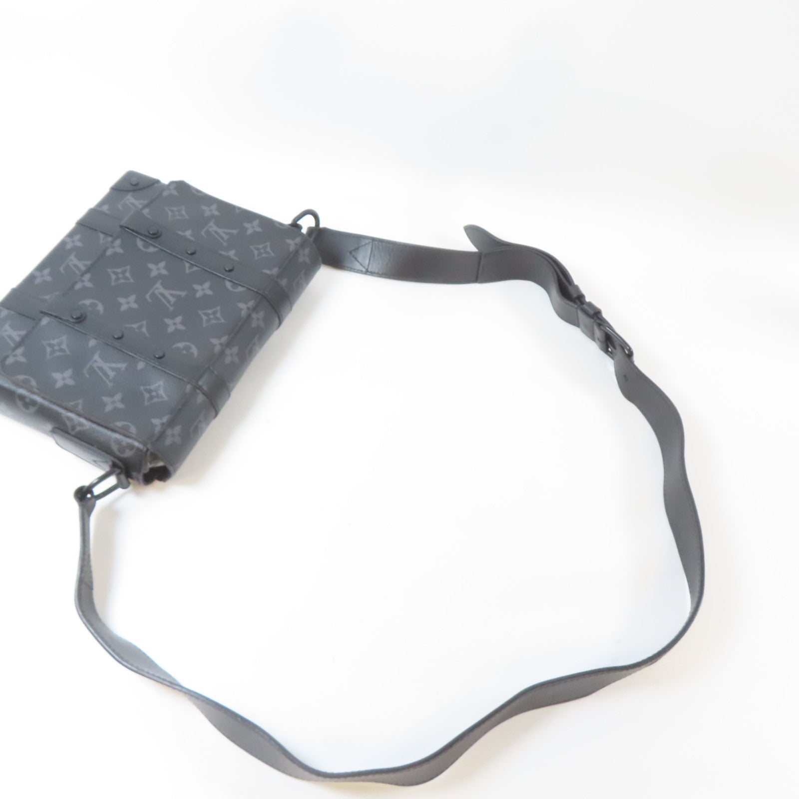 LOUIS VUITTON Monogram Eclipse Trunk Messenger Bag黑扣肩背袋黑色