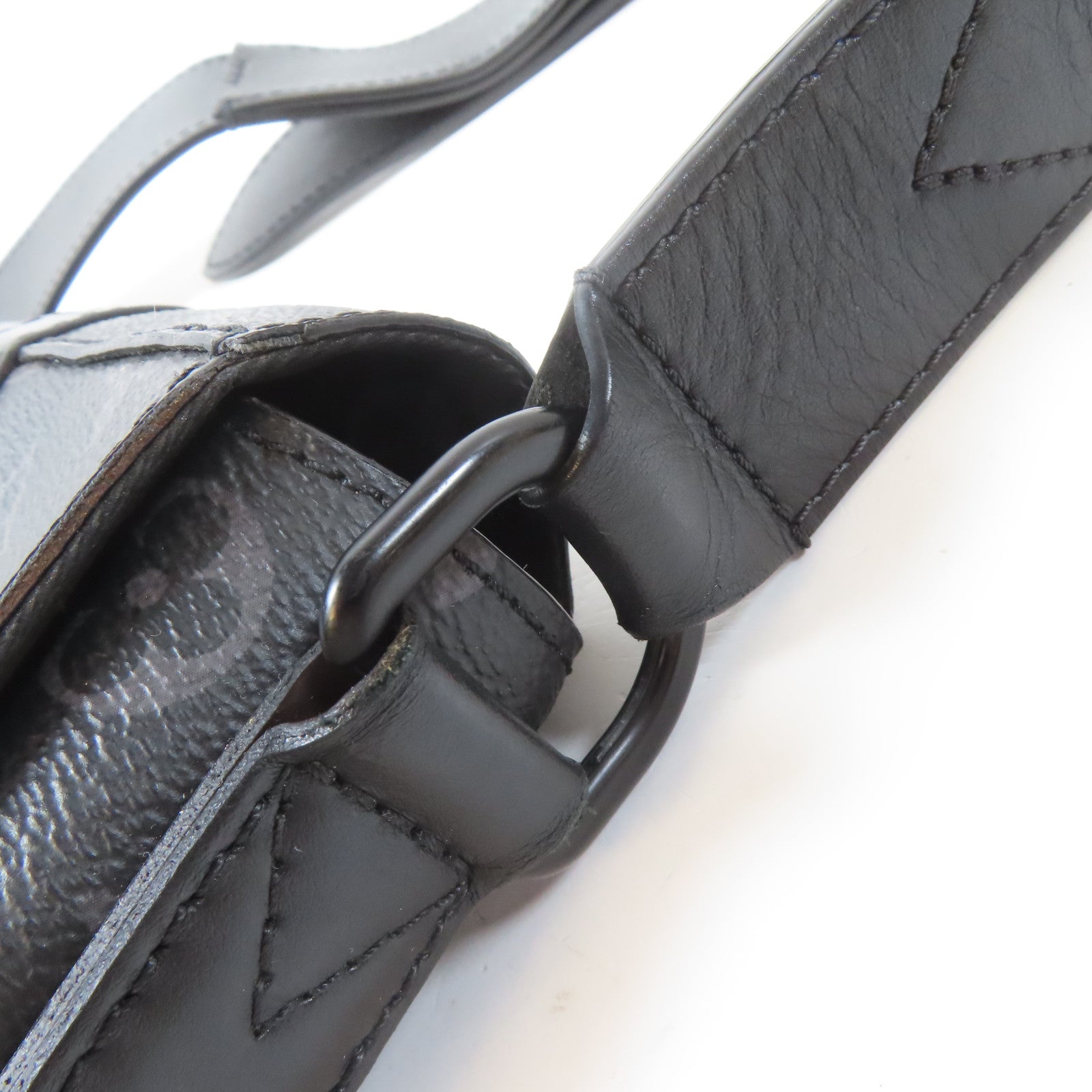 LOUIS VUITTON Monogram Eclipse Trunk Messenger Bag黑扣肩背袋黑色