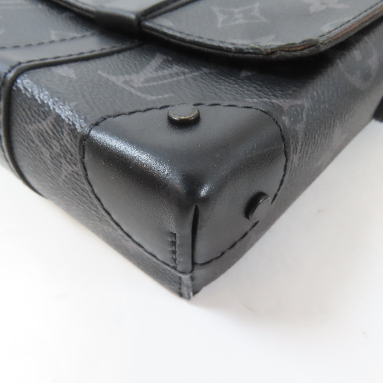 LOUIS VUITTON Monogram Eclipse Trunk Messenger Bag黑扣肩背袋黑色