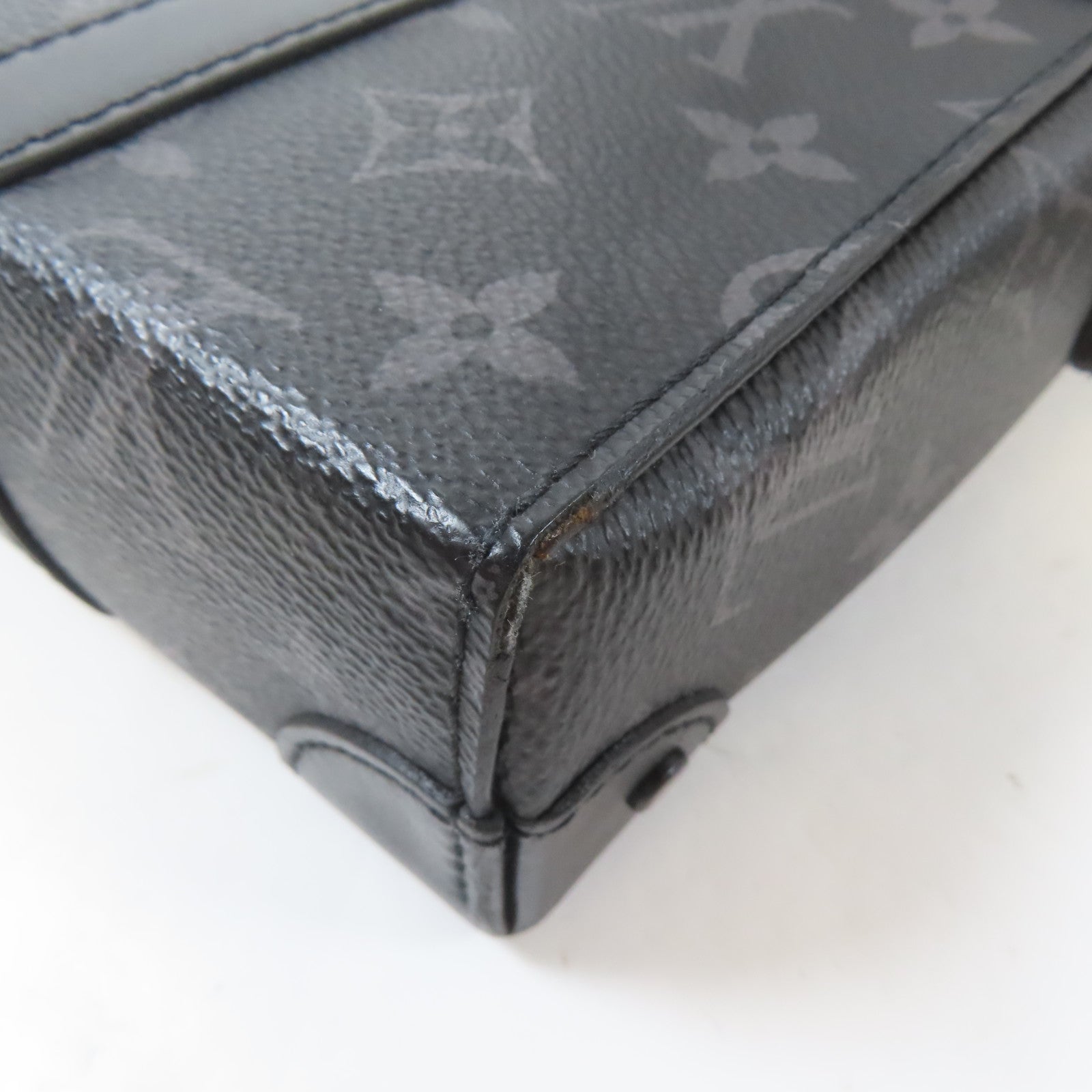 LOUIS VUITTON Monogram Eclipse Trunk Messenger Bag黑扣肩背袋黑色