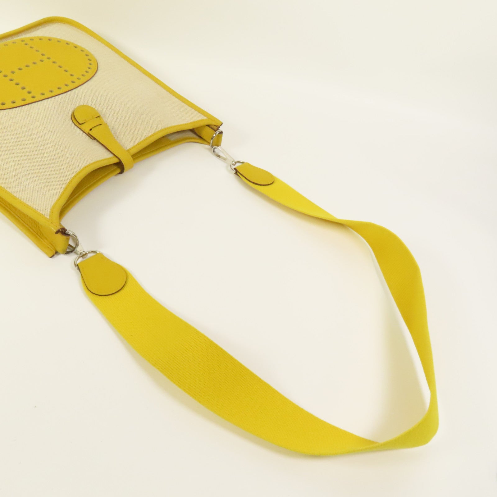 HERMES 帆布/皮革Evelyne PM銀扣肩背袋Soleil