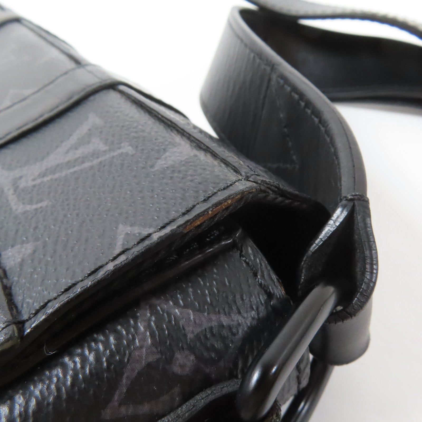 LOUIS VUITTON Monogram Eclipse Trunk Messenger Bag黑扣肩背袋黑色