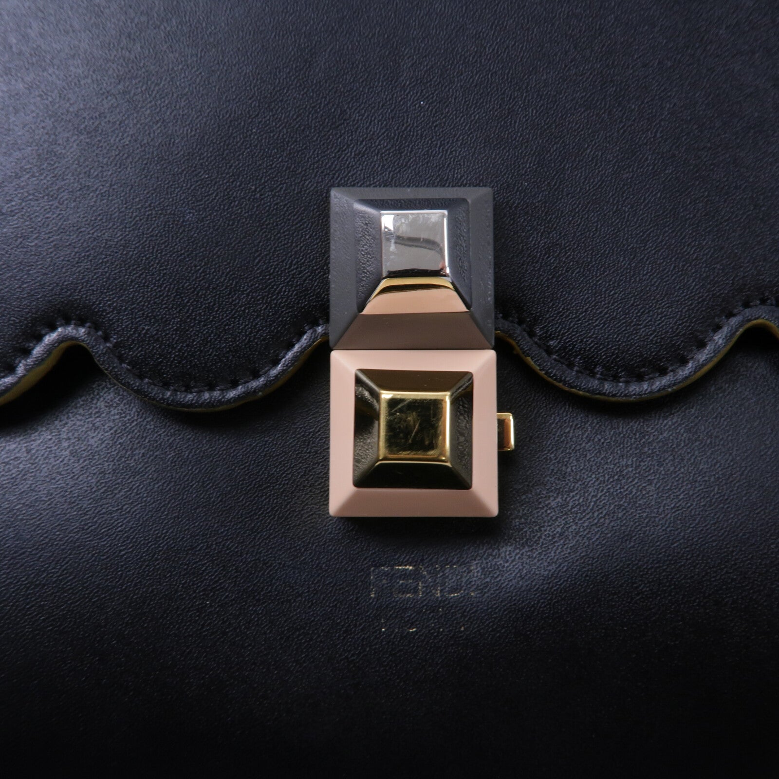 FENDI 牛皮皮革Kan I鏈帶肩背袋