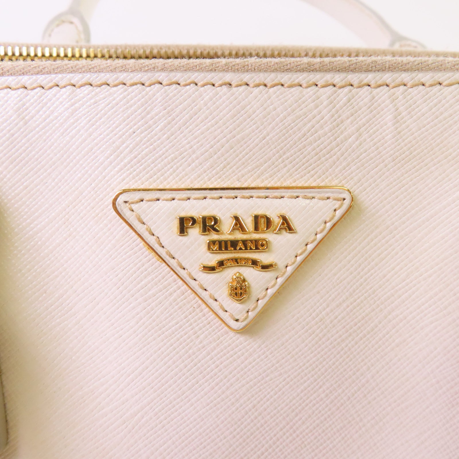 PRADA Saffiano皮革Killer Handbag金扣手挽袋白色