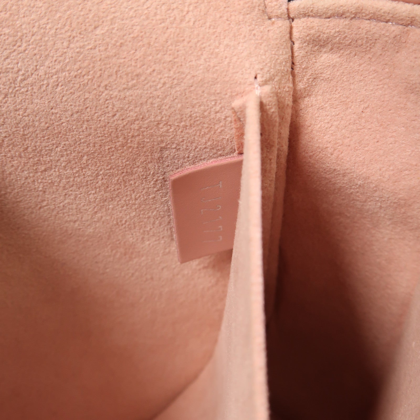 LOUIS VUITTON Epi Pochette Felissie銀扣鏈帶肩背袋