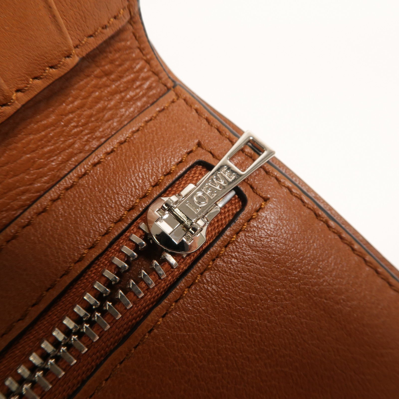 LOEWE 牛皮皮革Vertical Wallet Medium長錢包