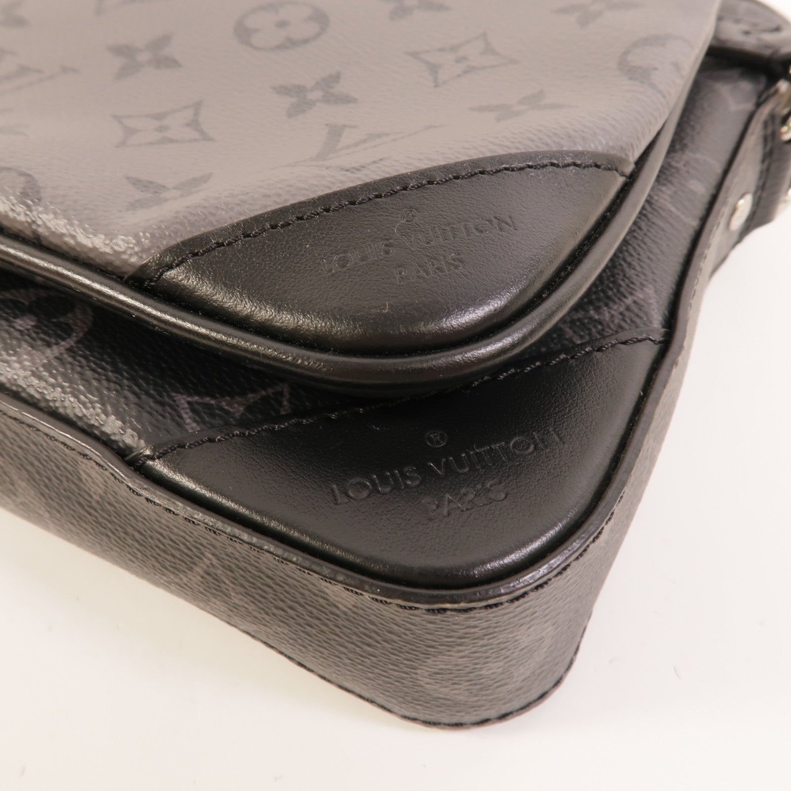 LOUIS VUITTON Monogram Eclipse Reverse Trio Messenger銀扣肩背袋灰色