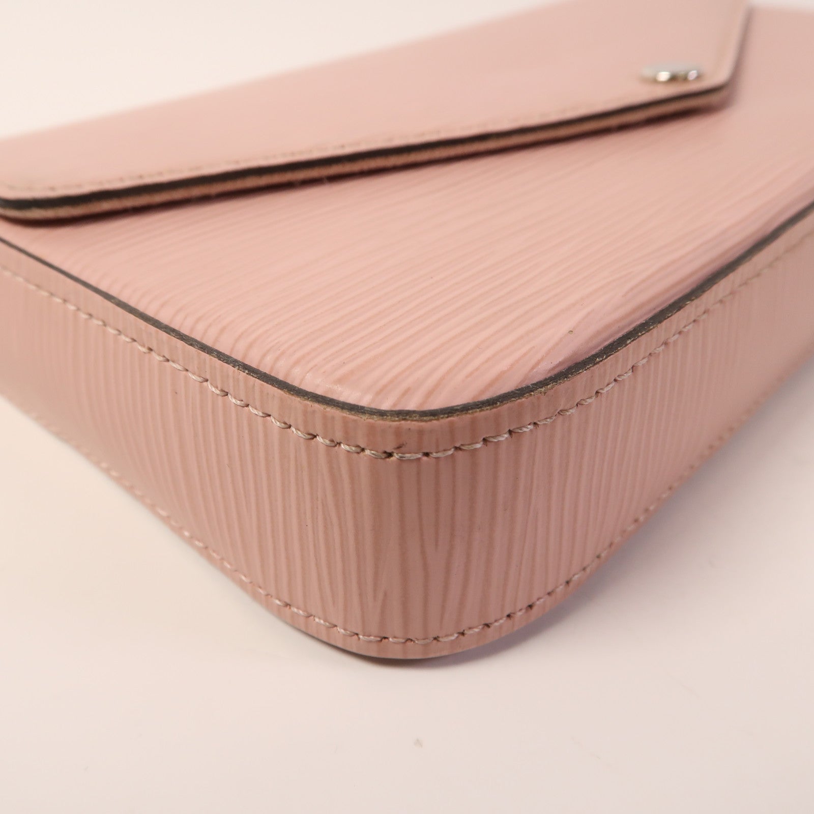 LOUIS VUITTON Epi Pochette Felissie銀扣鏈帶肩背袋