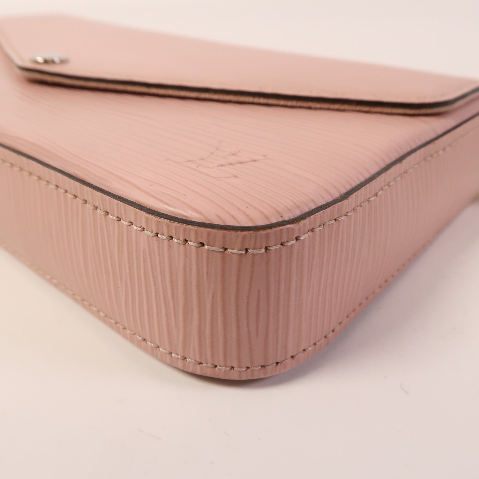 LOUIS VUITTON 【激減優惠】Epi Pochette Felissie銀扣鏈帶肩背袋