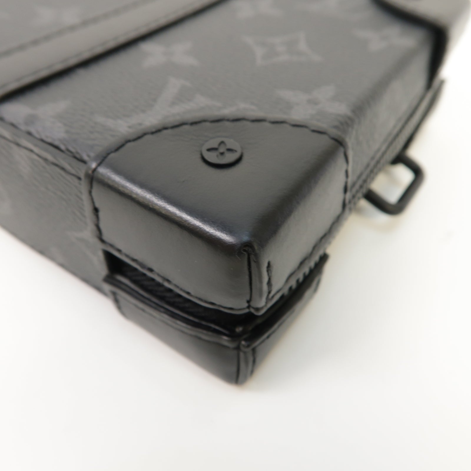 LOUIS VUITTON Monogram Eclipse Soft Trunk Wallet肩背袋黑色