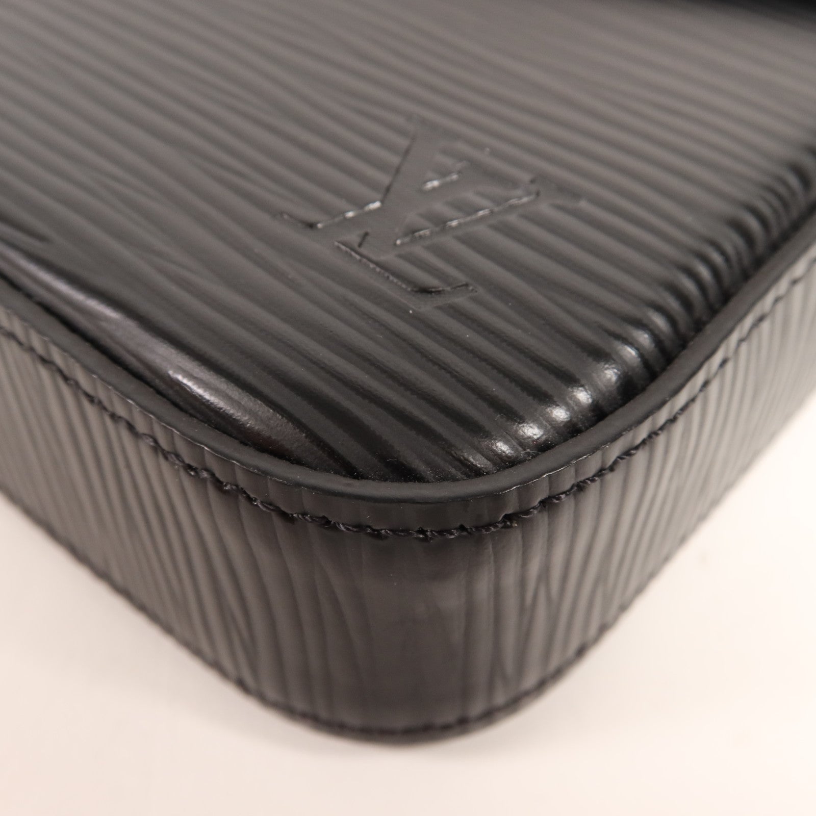 LOUIS VUITTON Epi Pochette Felicie銀扣鏈帶肩背袋