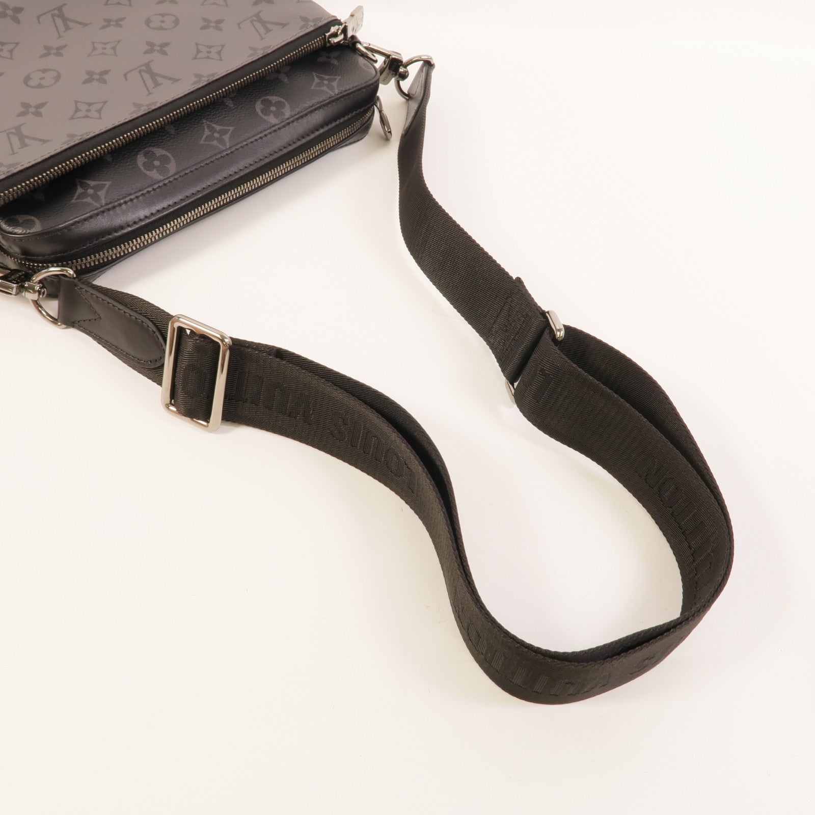 LOUIS VUITTON Monogram Eclipse Reverse Trio Messenger銀扣肩背袋灰色