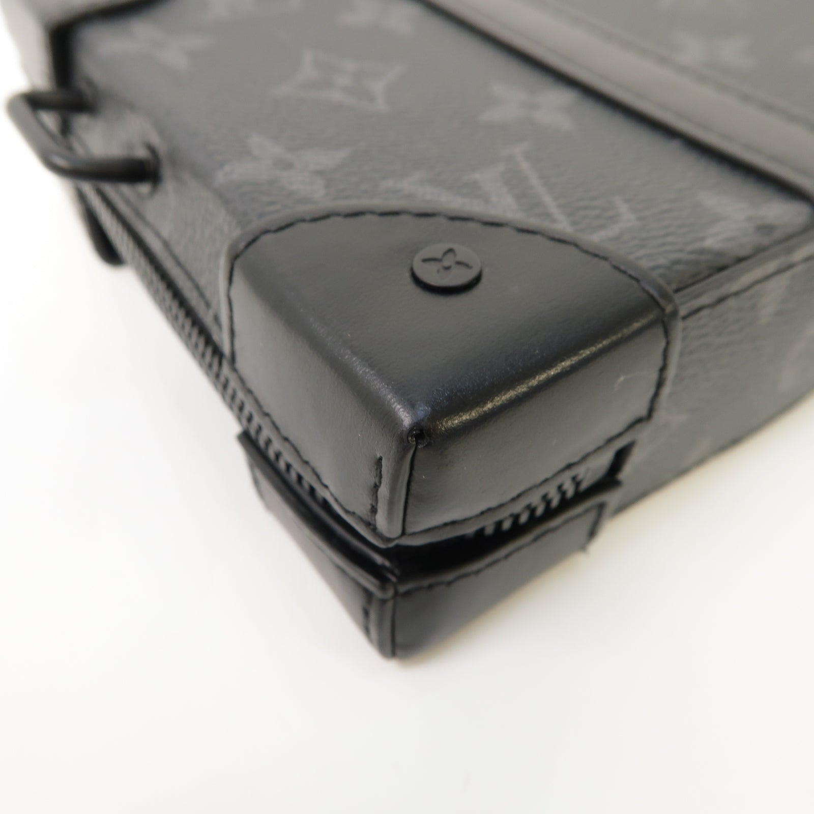 LOUIS VUITTON Monogram Eclipse Soft Trunk Wallet肩背袋黑色