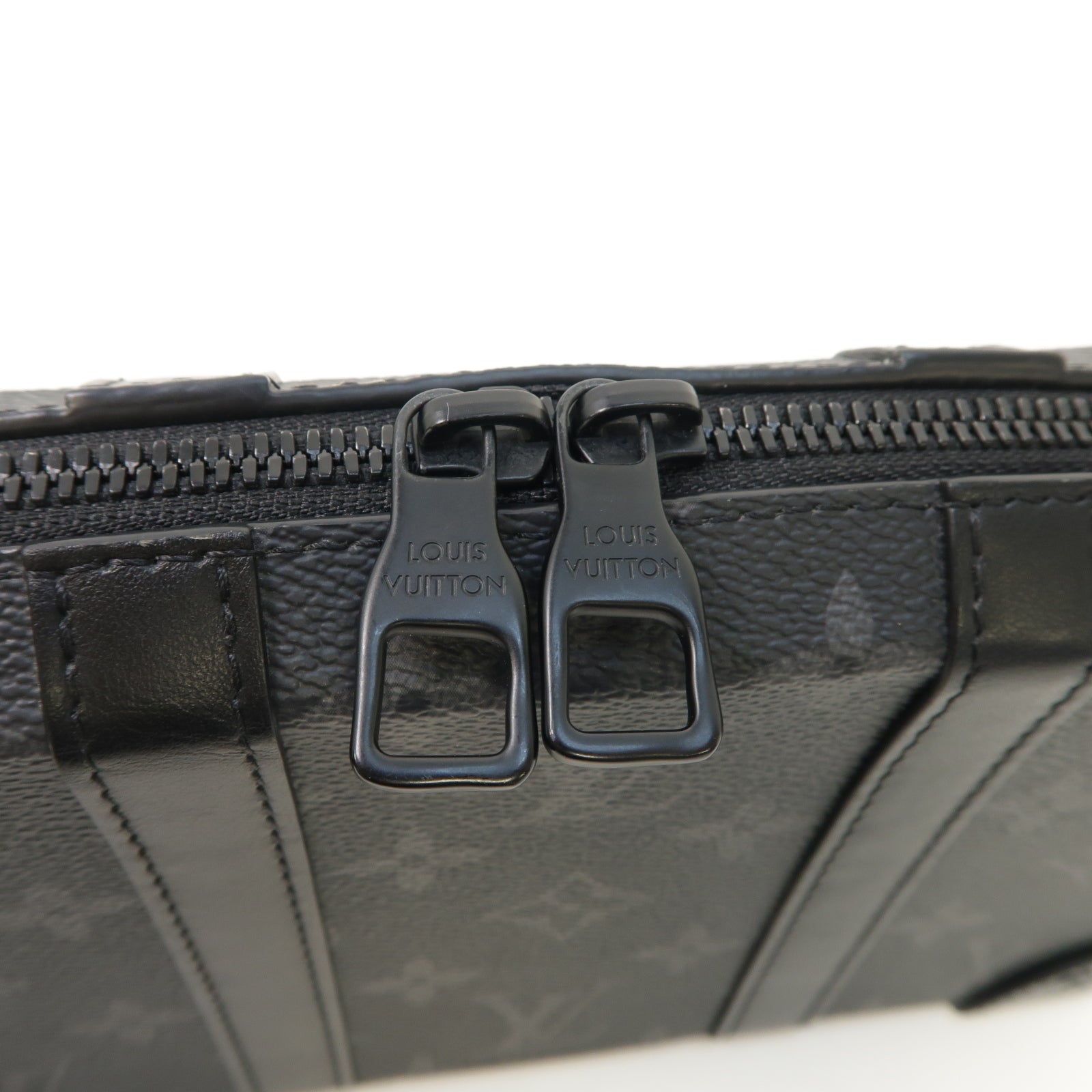 LOUIS VUITTON Monogram Eclipse Soft Trunk Wallet肩背袋黑色