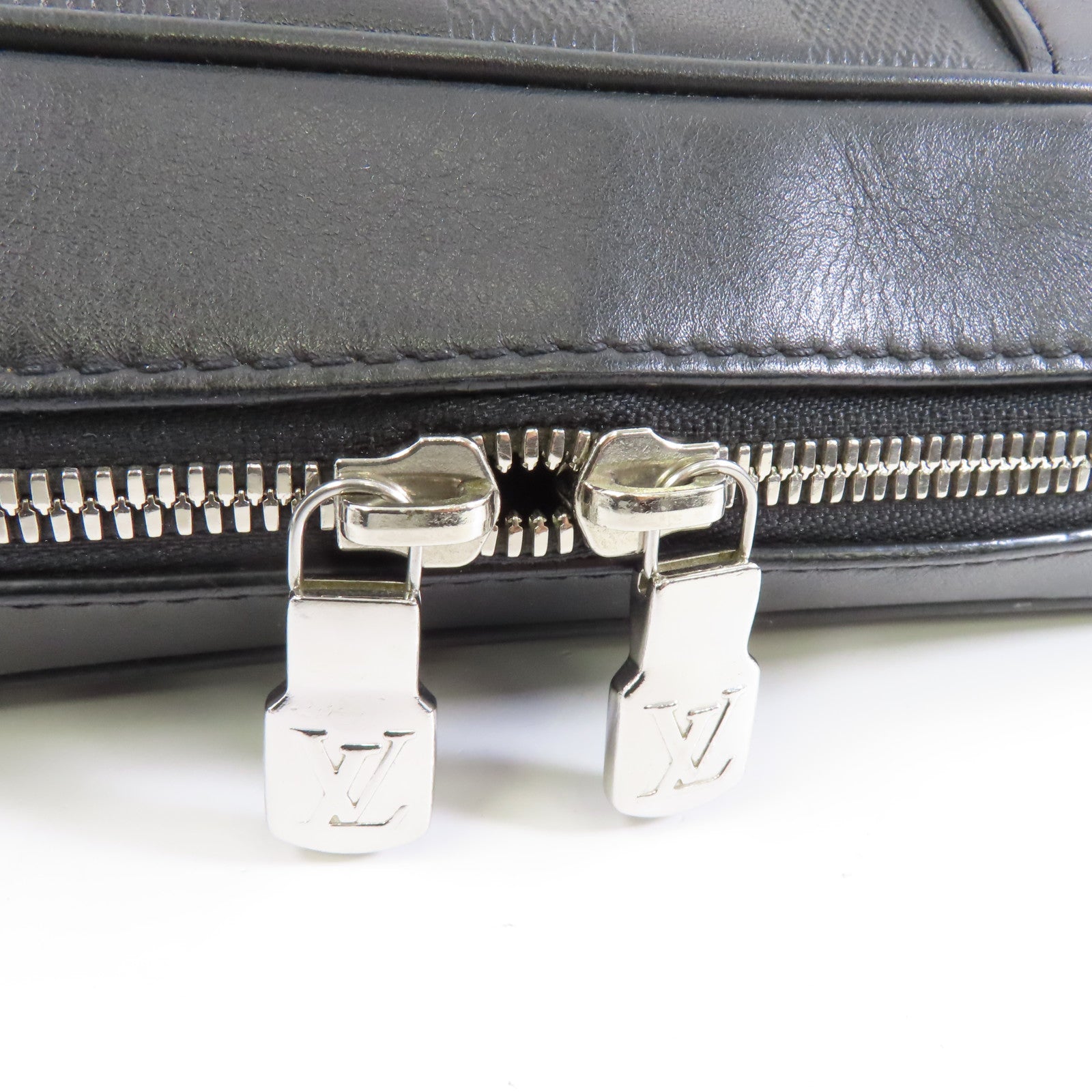 LOUIS VUITTON Damier Infini Sirius Messenger Bag銀扣肩背袋黑色