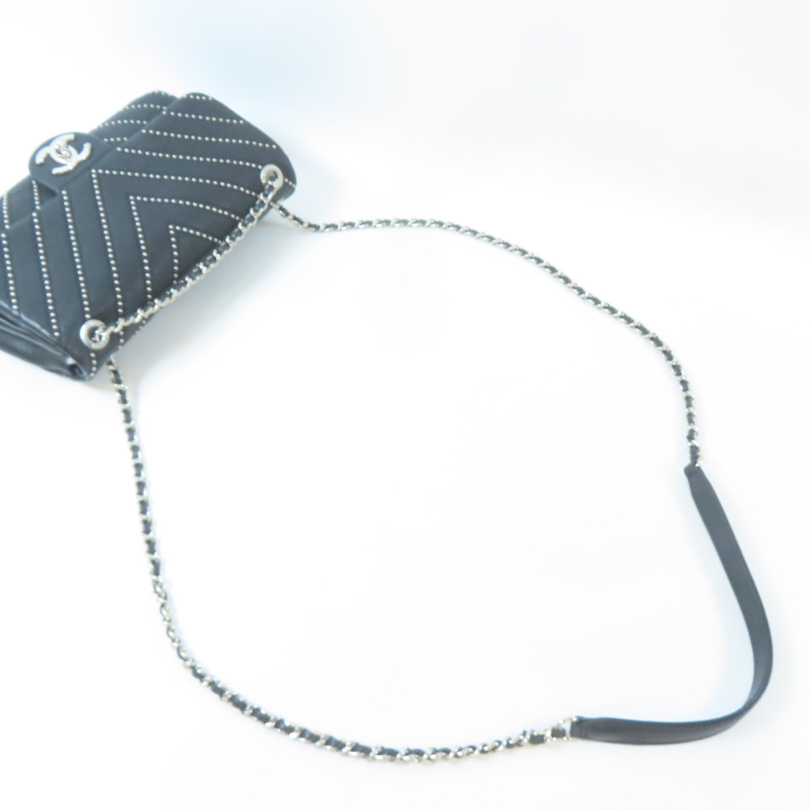 CHANEL 【激減優惠】斜紋牛皮皮革Chain Shoulder銀扣鏈帶肩背袋黑色