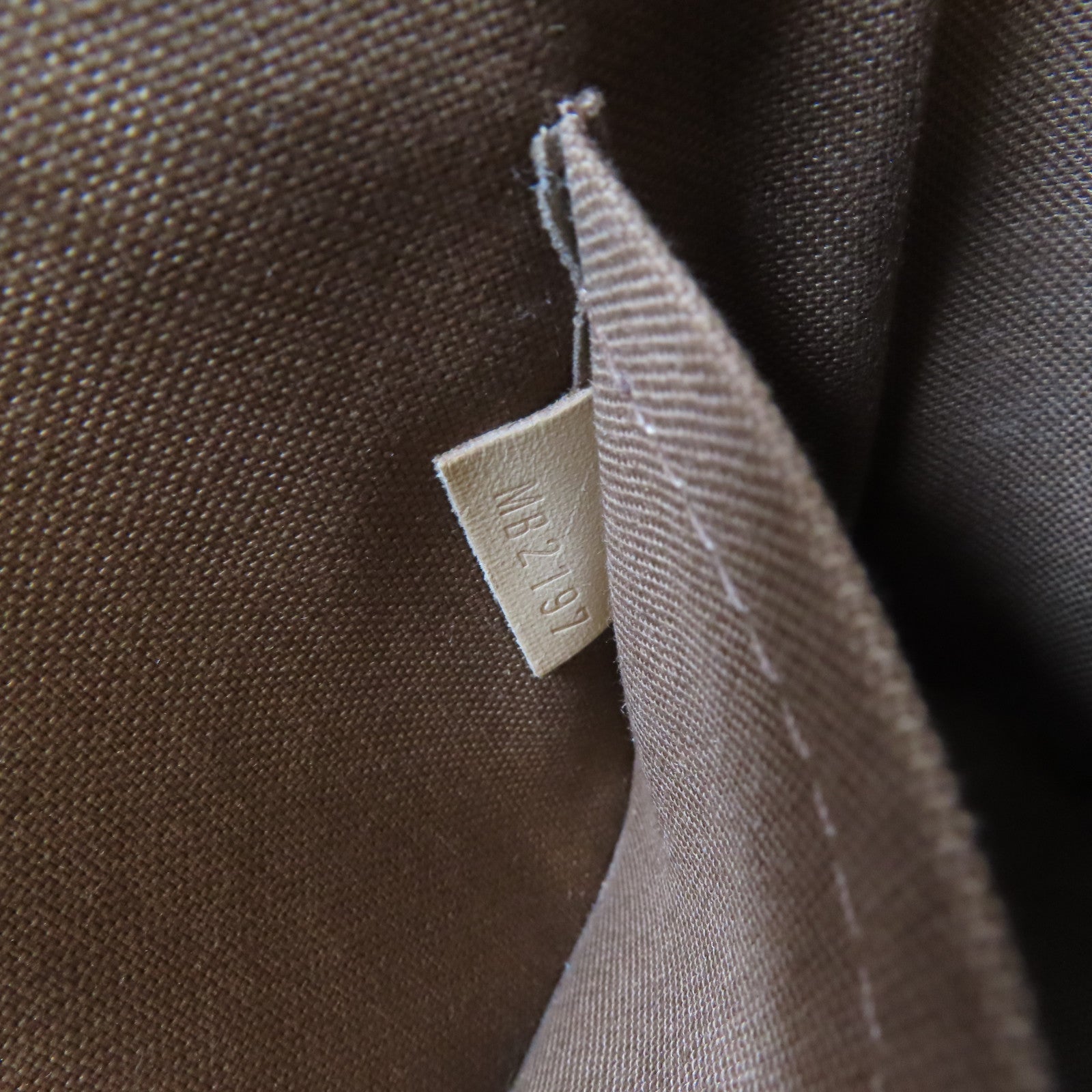 LOUIS VUITTON Monogram Pochette Accessories金扣肩背袋啡色