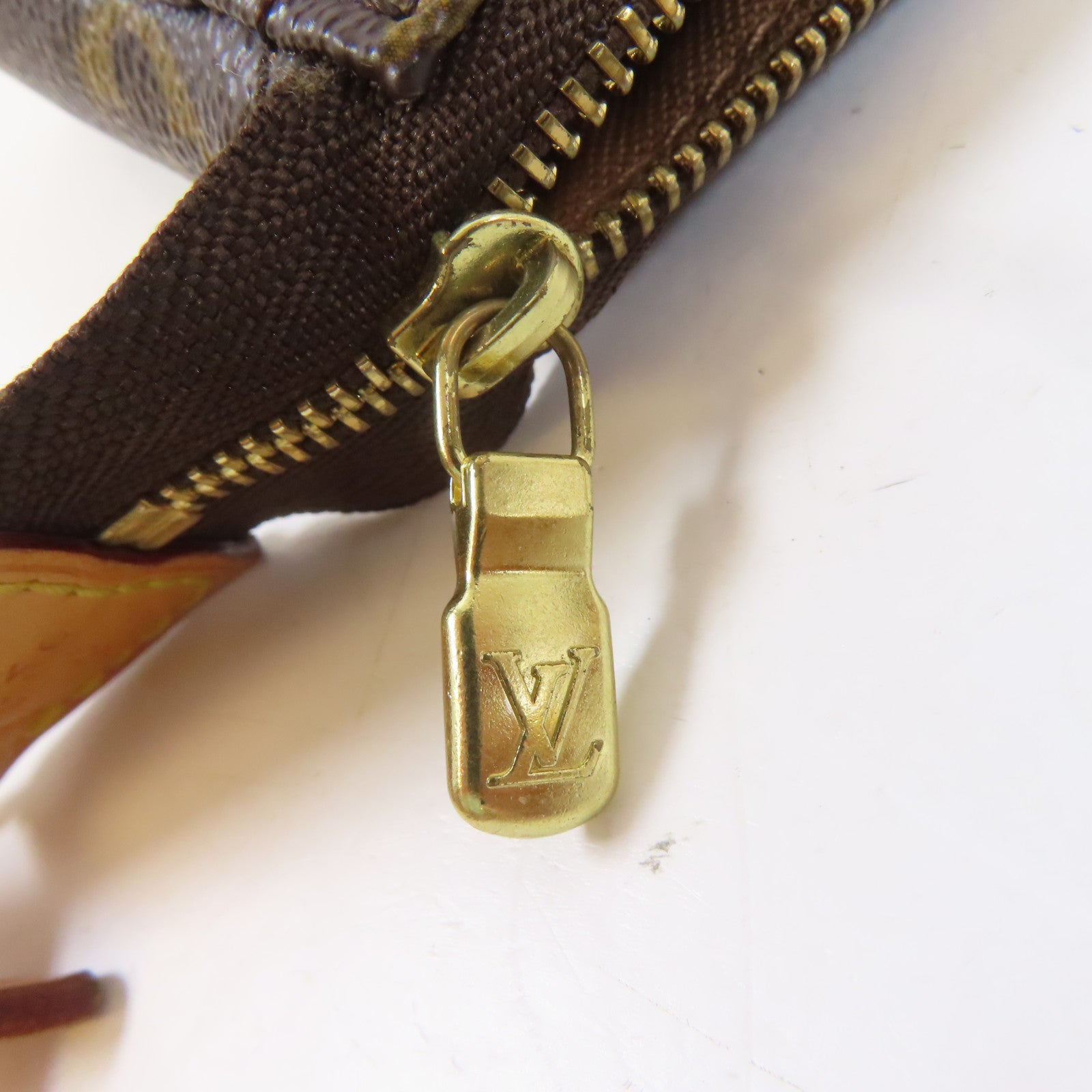 LOUIS VUITTON Monogram Pochette Accessories金扣肩背袋啡色