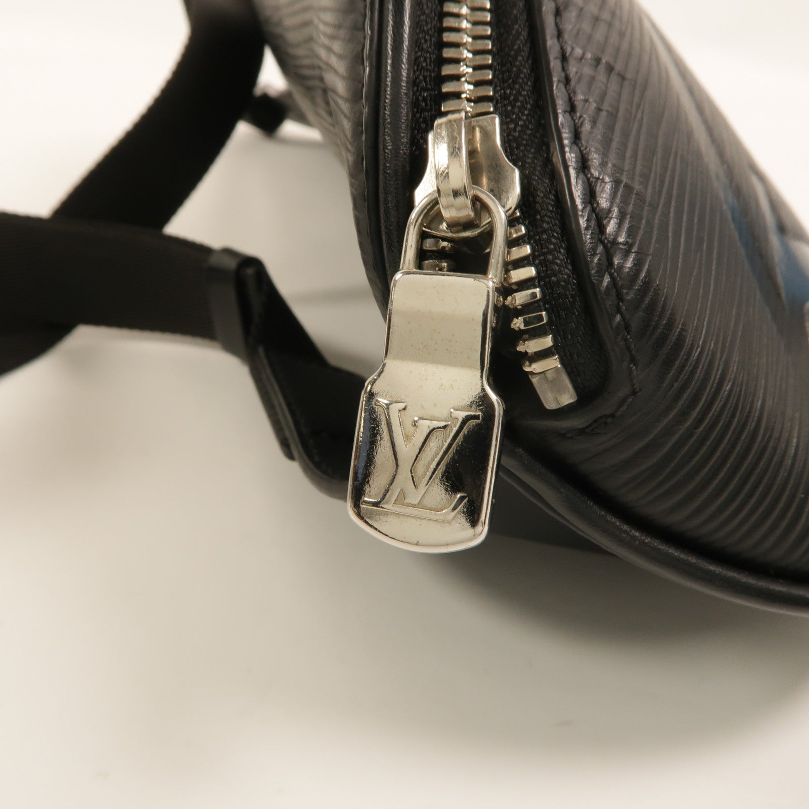 LOUIS VUITTON Epi Circle Bumbag腰包