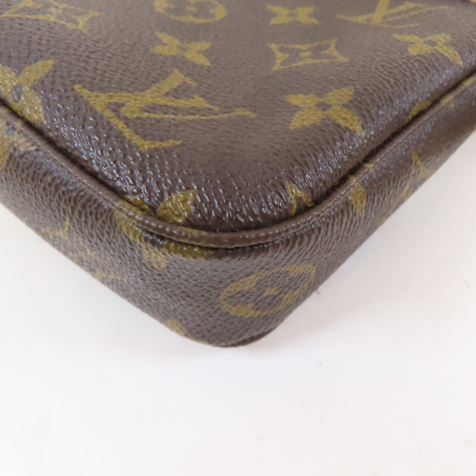 LOUIS VUITTON Monogram Pochette Accessories金扣肩背袋啡色