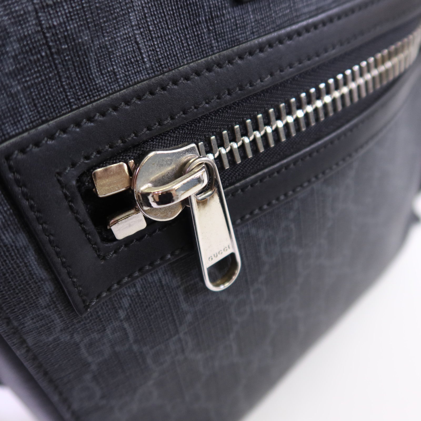 GUCCI 塗層帆布Messenger Bag銀扣肩背袋