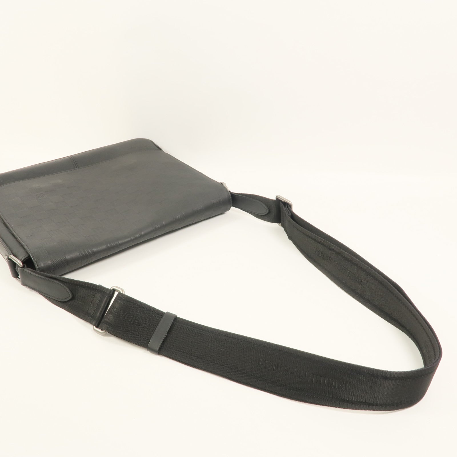 LOUIS VUITTON Monogram Eclipse District PM肩背袋