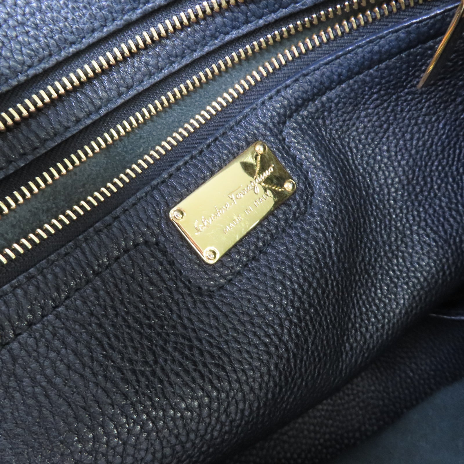Salvatore Ferragamo 牛皮皮革Shoulder Bag金扣肩背袋黑色