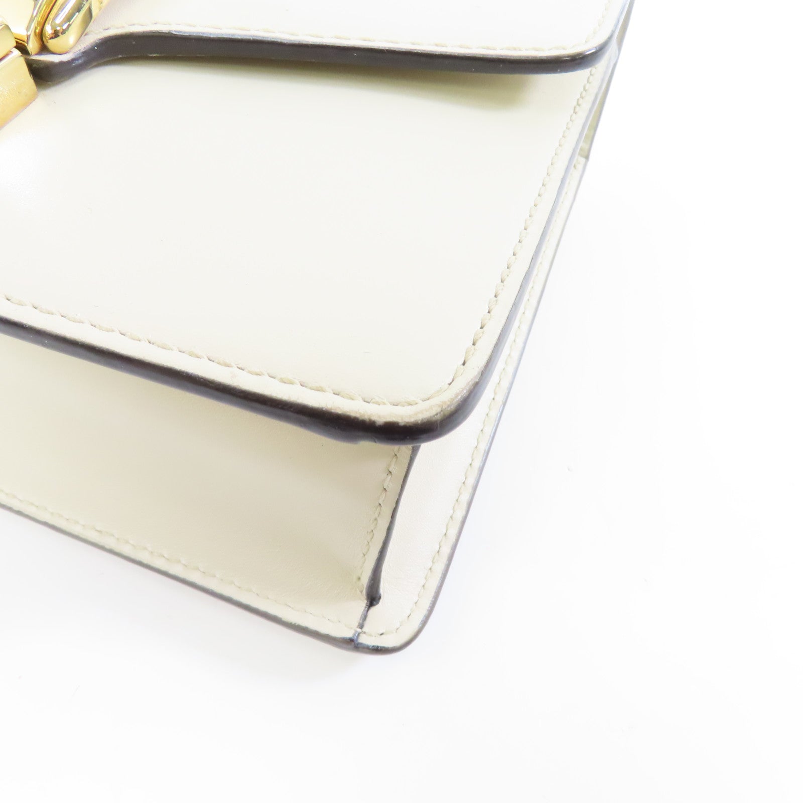 GUCCI 牛皮皮革Sylvie Mini Chain Bag金扣鏈帶肩背袋白色
