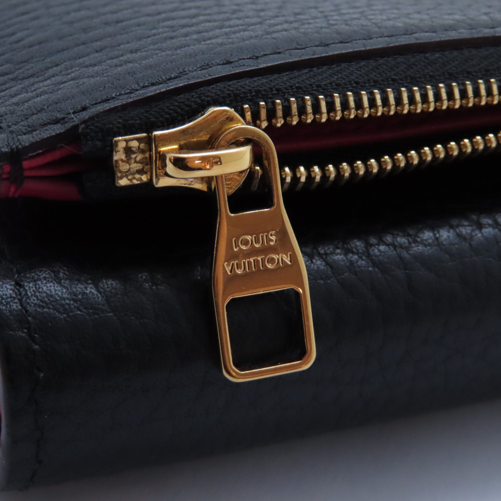 LOUIS VUITTON Taurillon Capucines Compact Wallet金扣錢包黑色