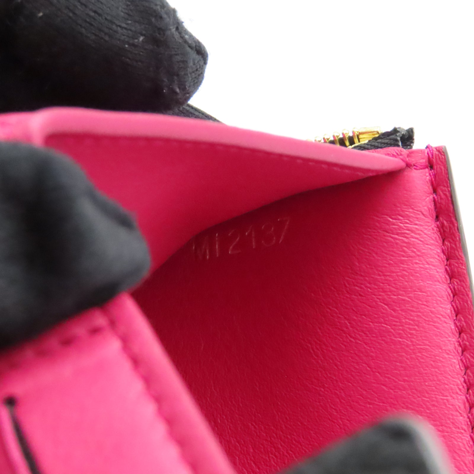 LOUIS VUITTON Taurillon Capucines Compact Wallet金扣錢包黑色