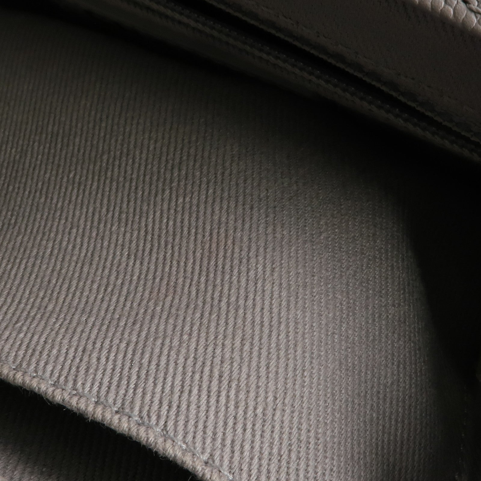 CHANEL 牛皮皮革Business Affinity金扣肩背袋