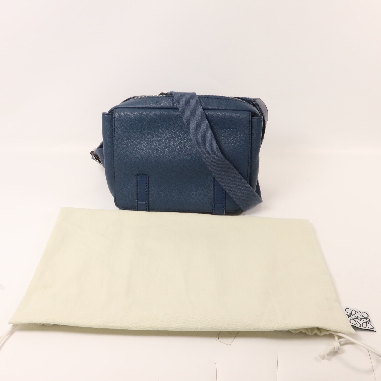 LOEWE 牛皮皮革Military XS肩背袋