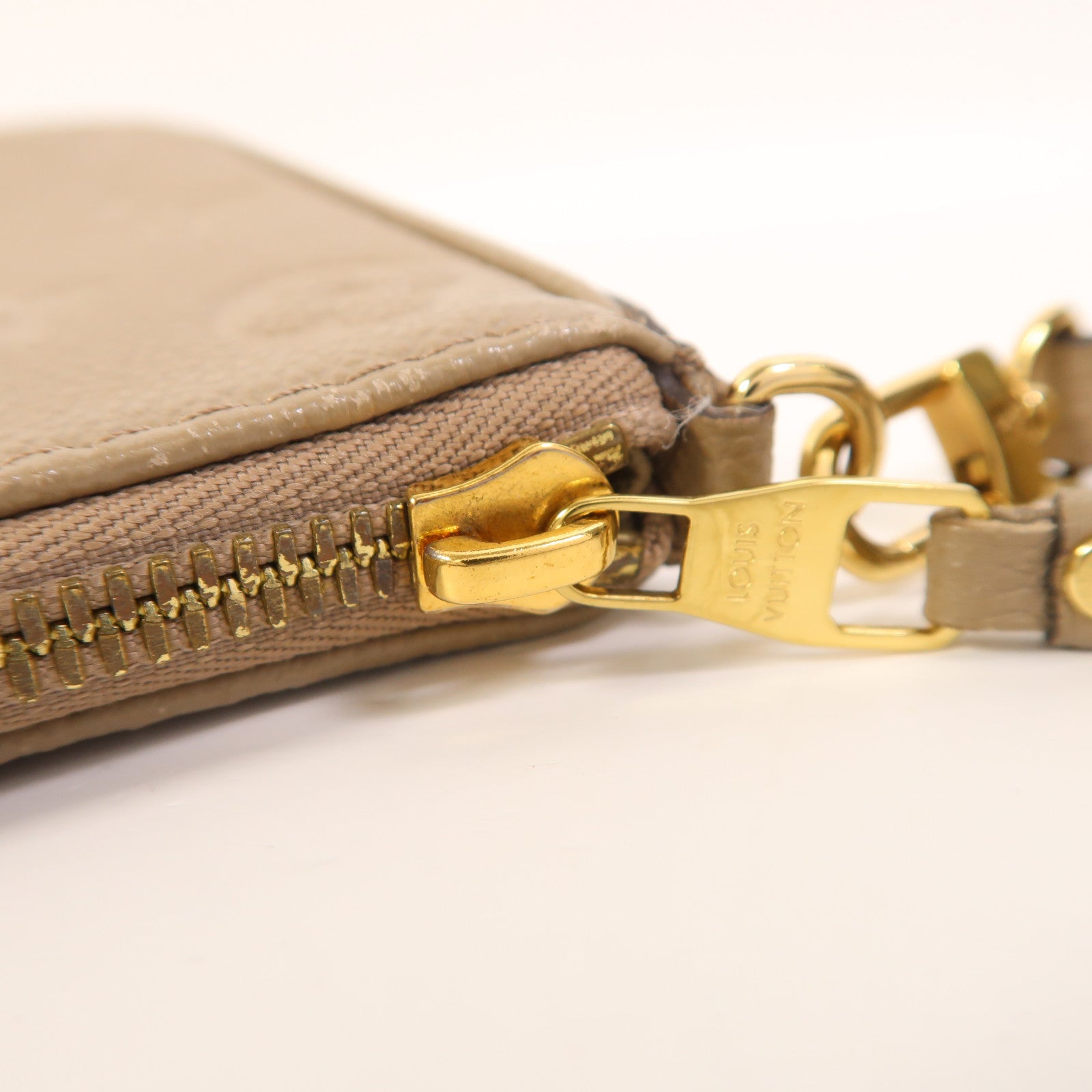 LOUIS VUITTON Monogram Empreinte Easy Pouch On Strap金扣肩背袋