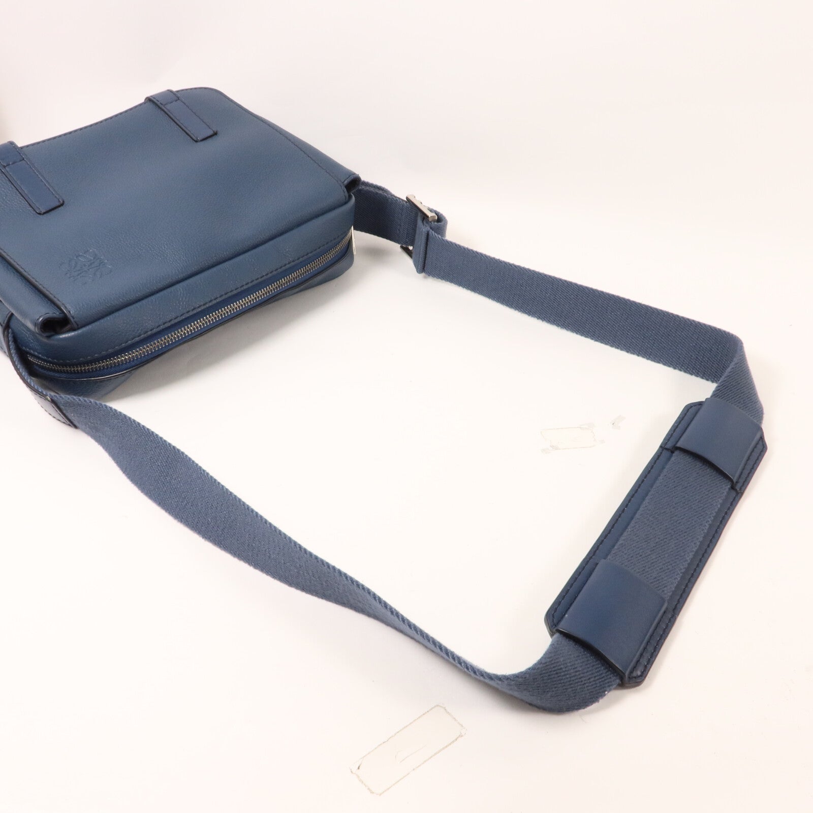 LOEWE 牛皮皮革Military XS肩背袋