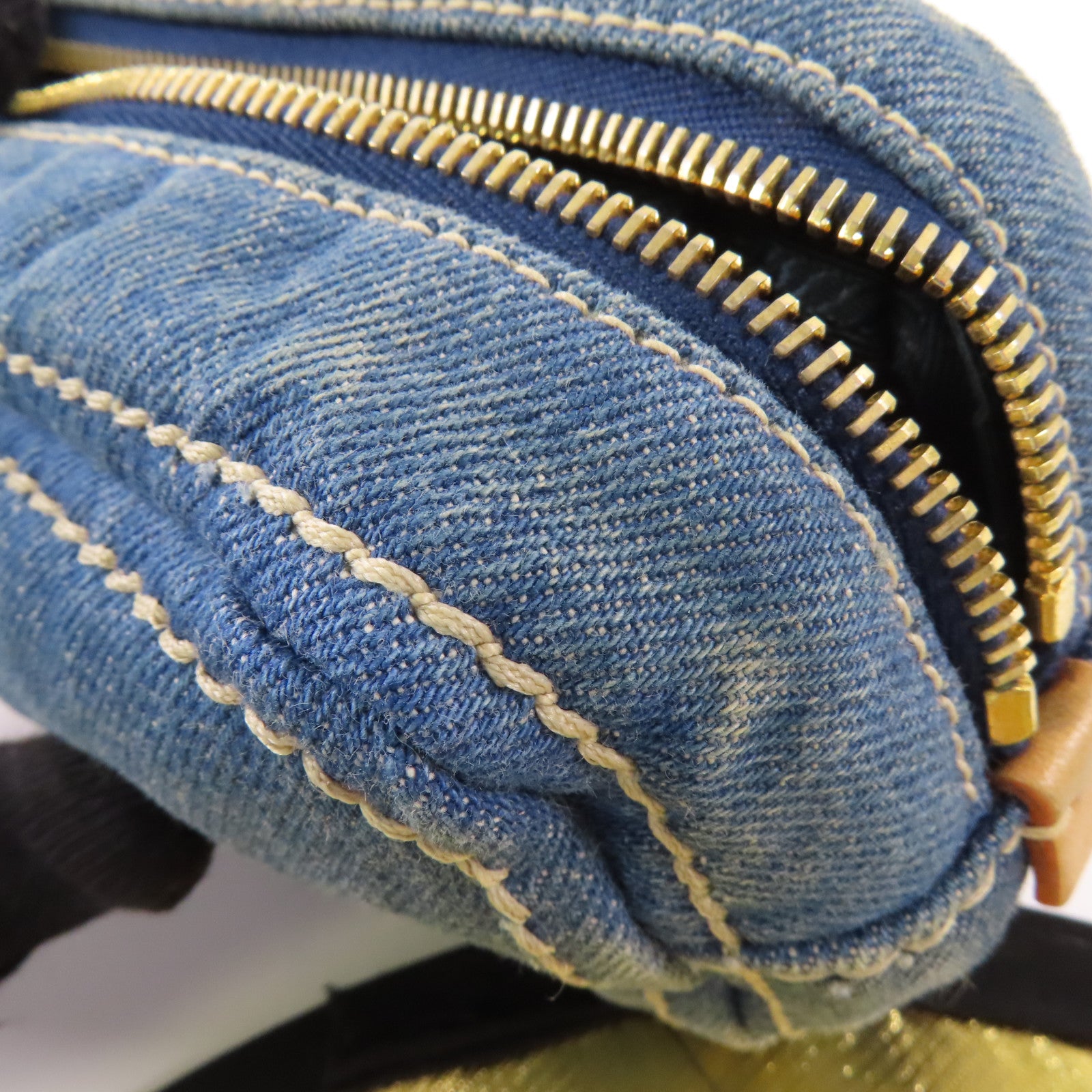 PRADA 牛仔布Pouch金扣手拿包