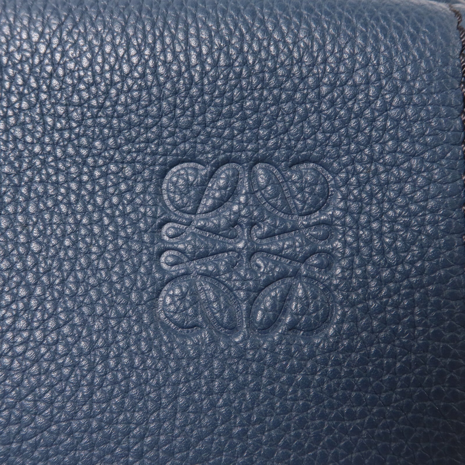 LOEWE 牛皮皮革Military XS肩背袋