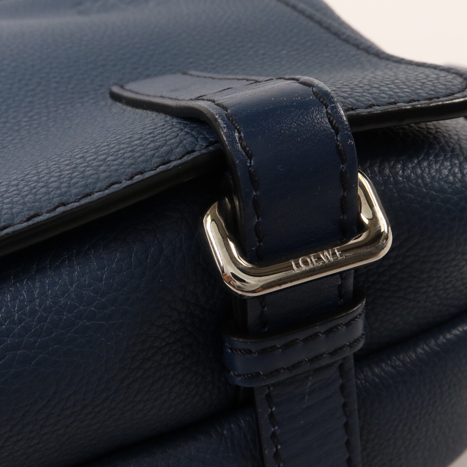 LOEWE 牛皮皮革Military XS肩背袋