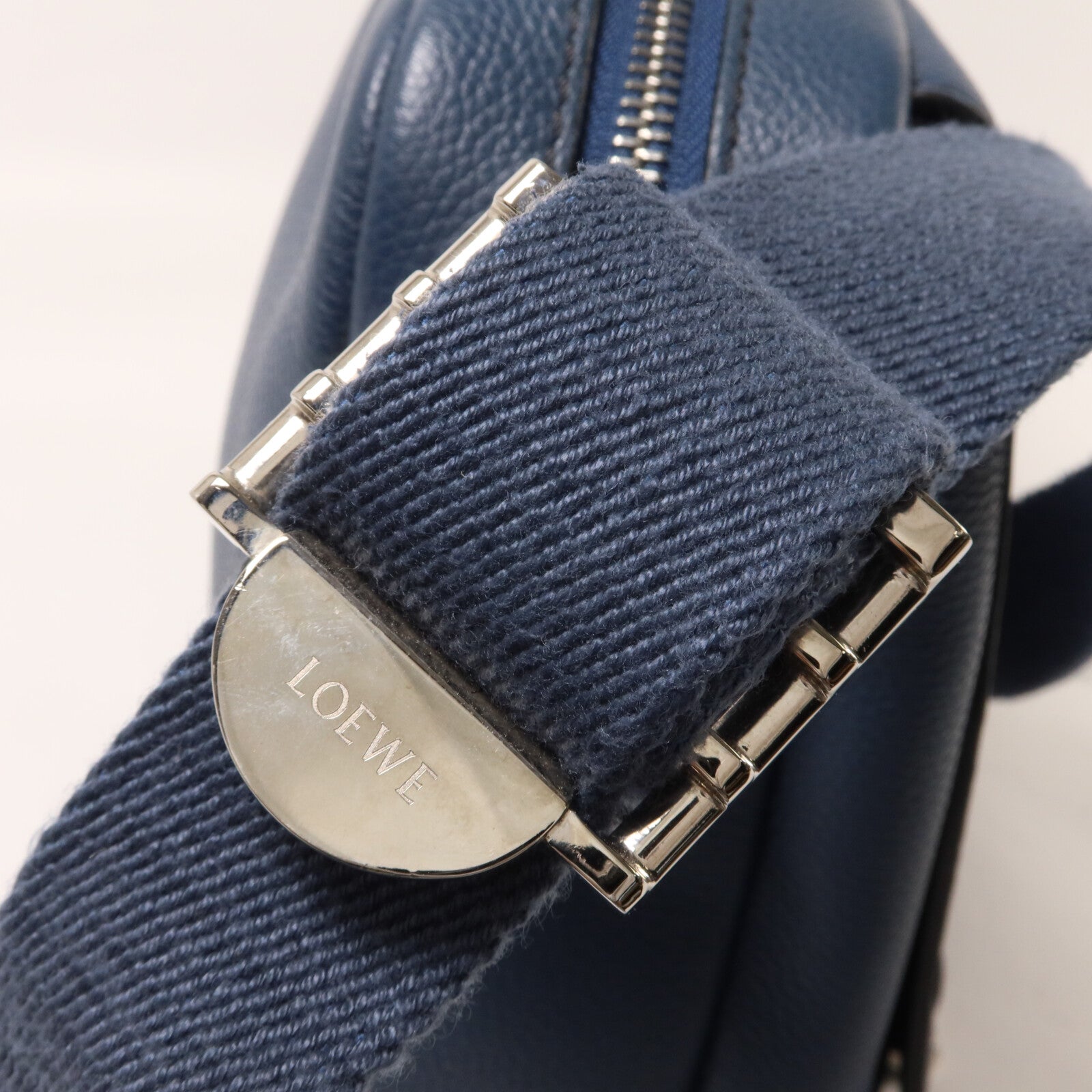 LOEWE 牛皮皮革Military XS肩背袋