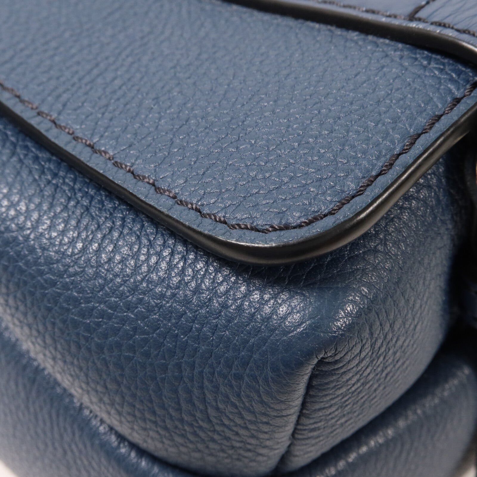 LOEWE 牛皮皮革Military XS肩背袋