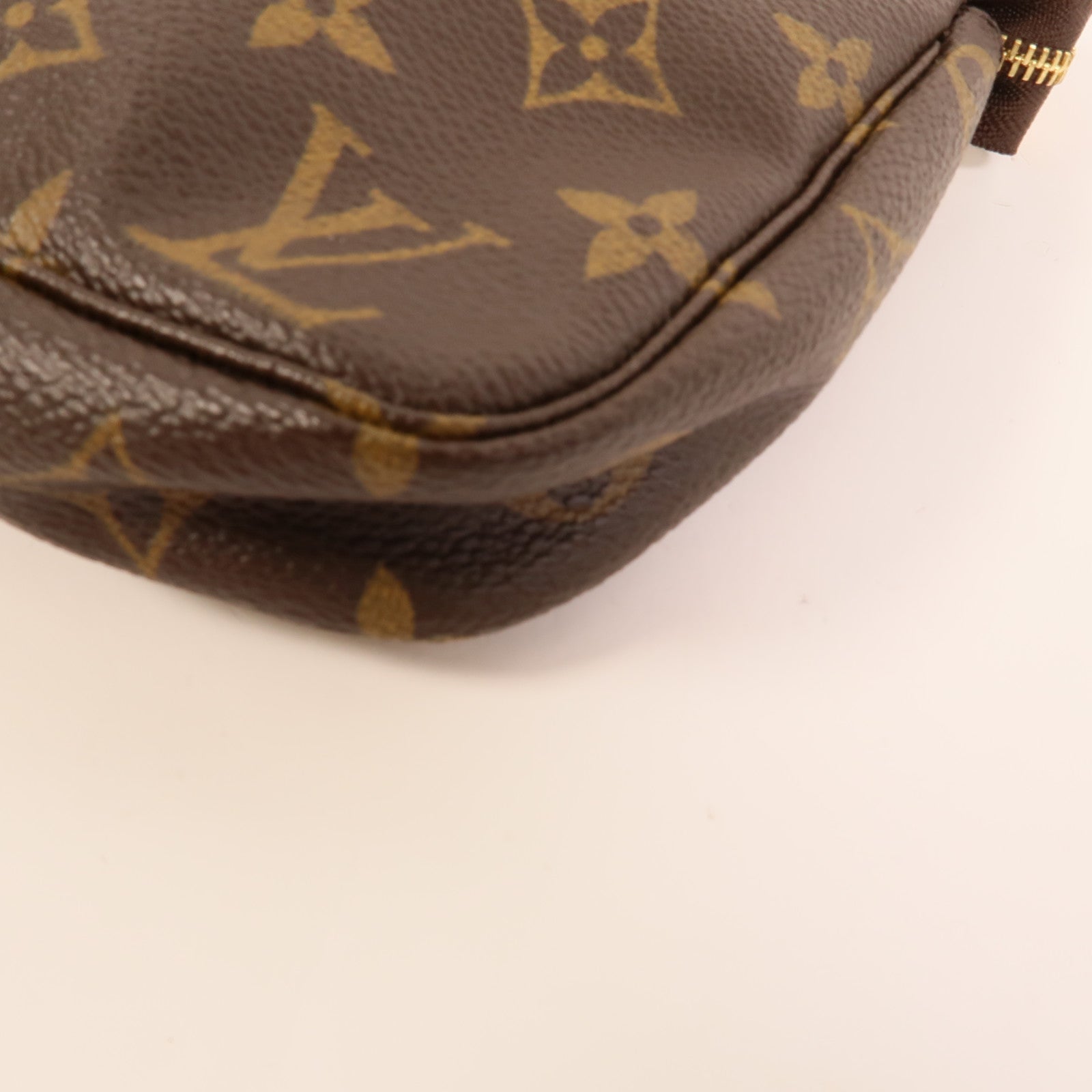 LOUIS VUITTON Monogram Pochette Accessoires金扣手挽袋棕色