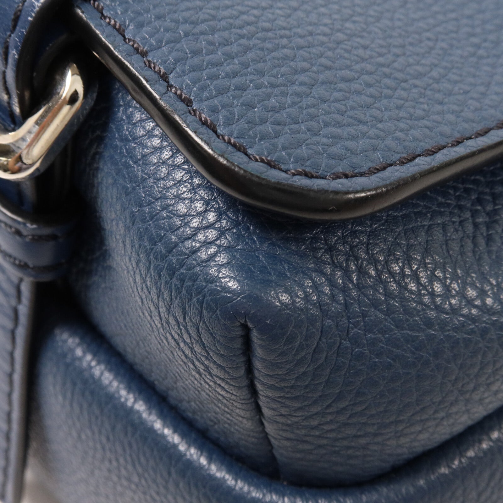 LOEWE 牛皮皮革Military XS肩背袋