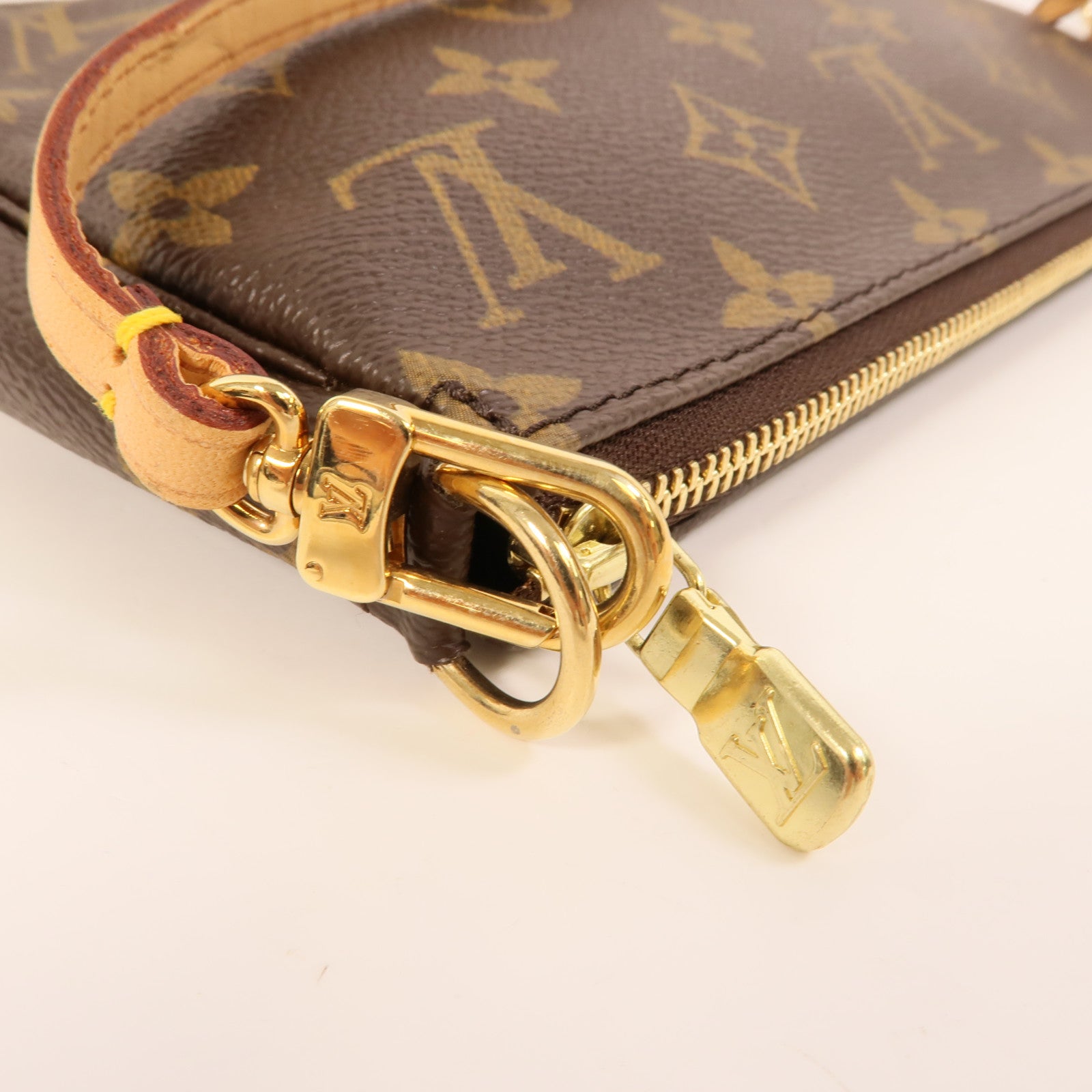 LOUIS VUITTON Monogram Pochette Accessoires金扣手挽袋棕色