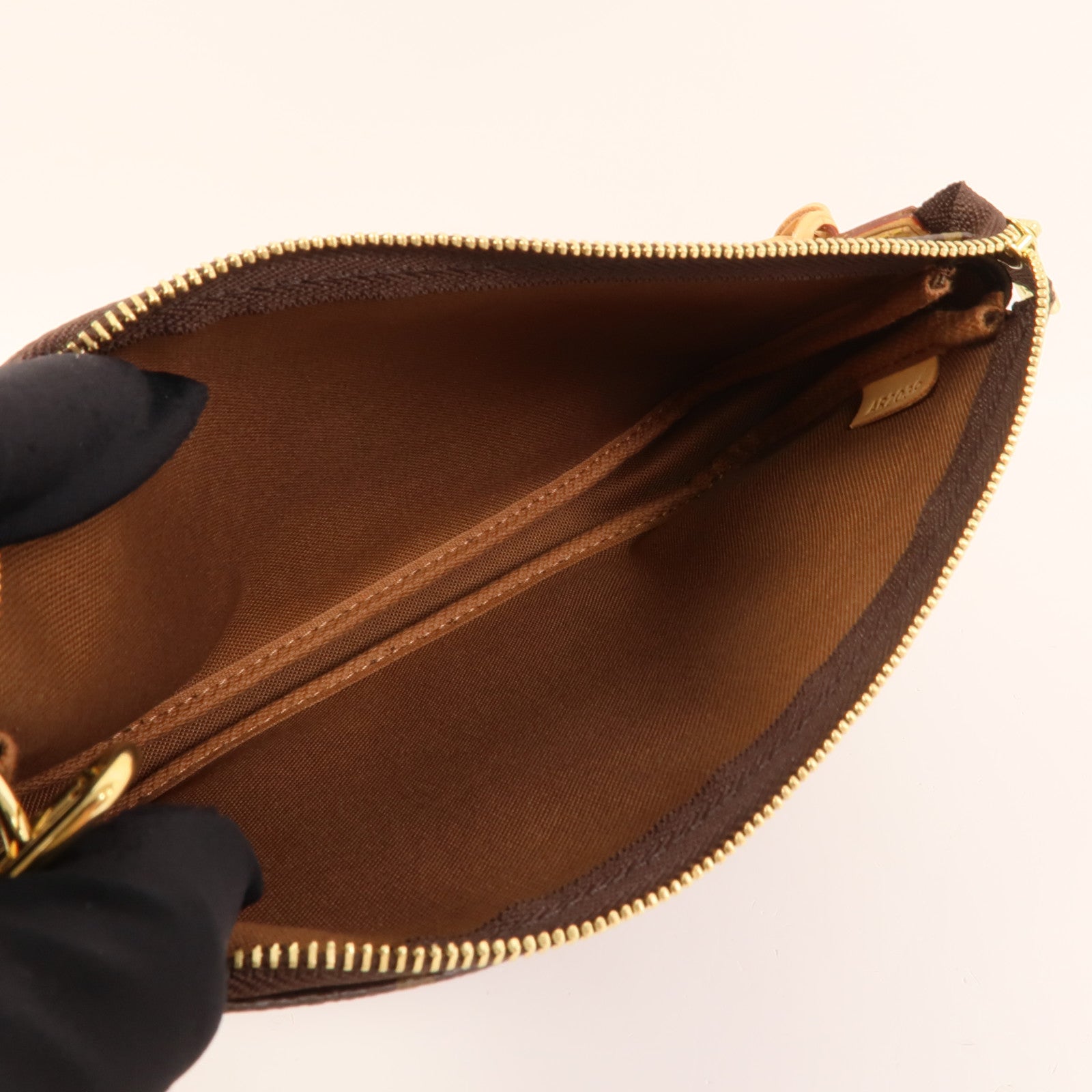 LOUIS VUITTON Monogram Pochette Accessoires金扣手挽袋棕色