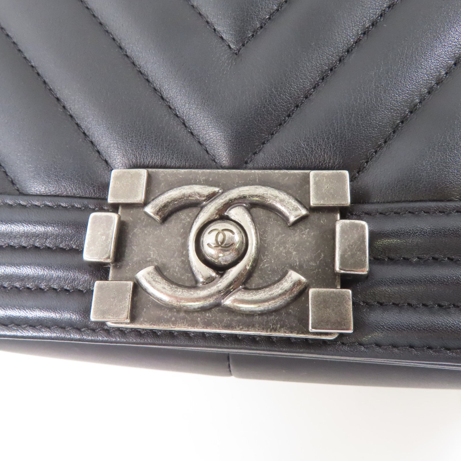 CHANEL 牛皮皮革Boy 25銀扣鏈帶肩背袋黑色