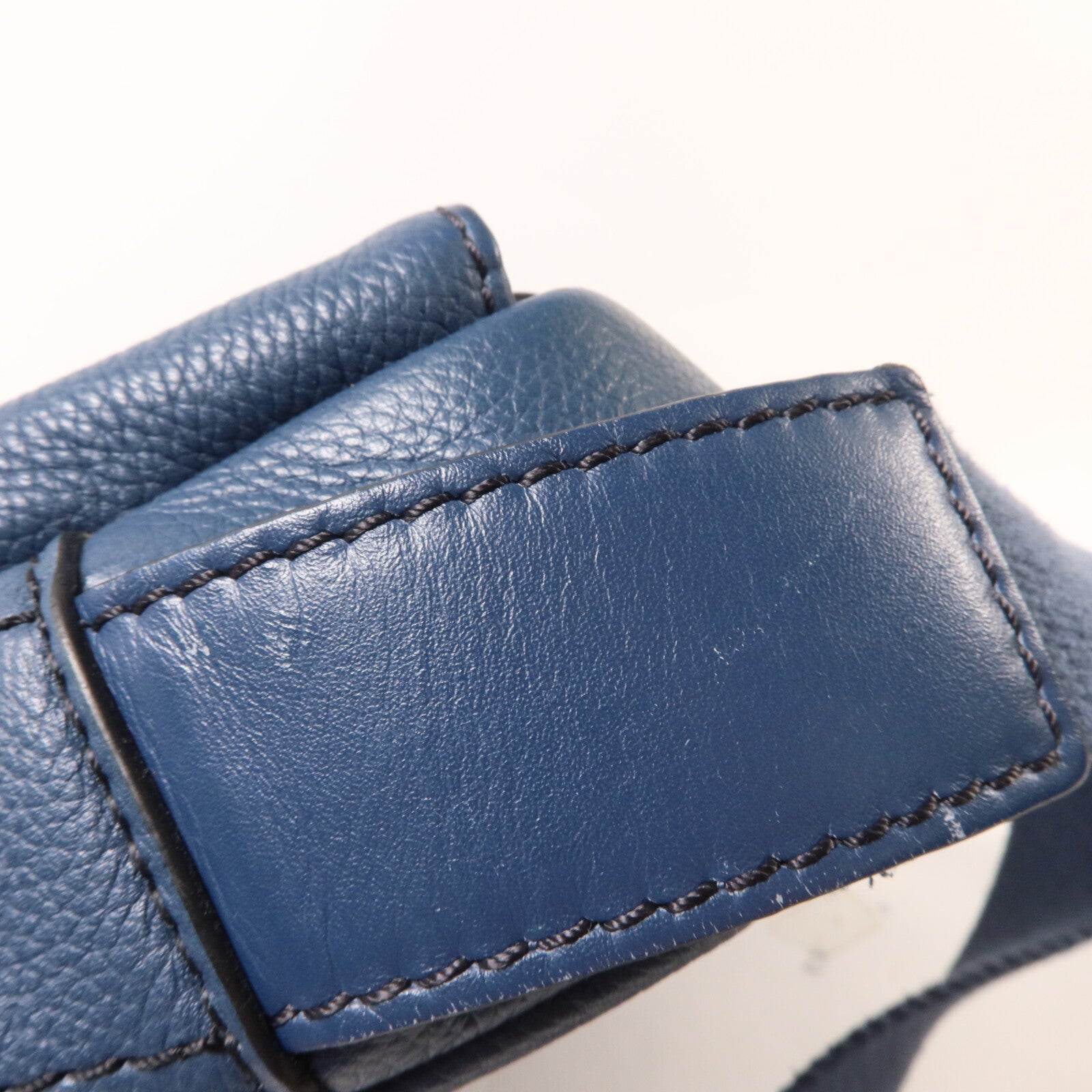 LOEWE 牛皮皮革Military XS肩背袋