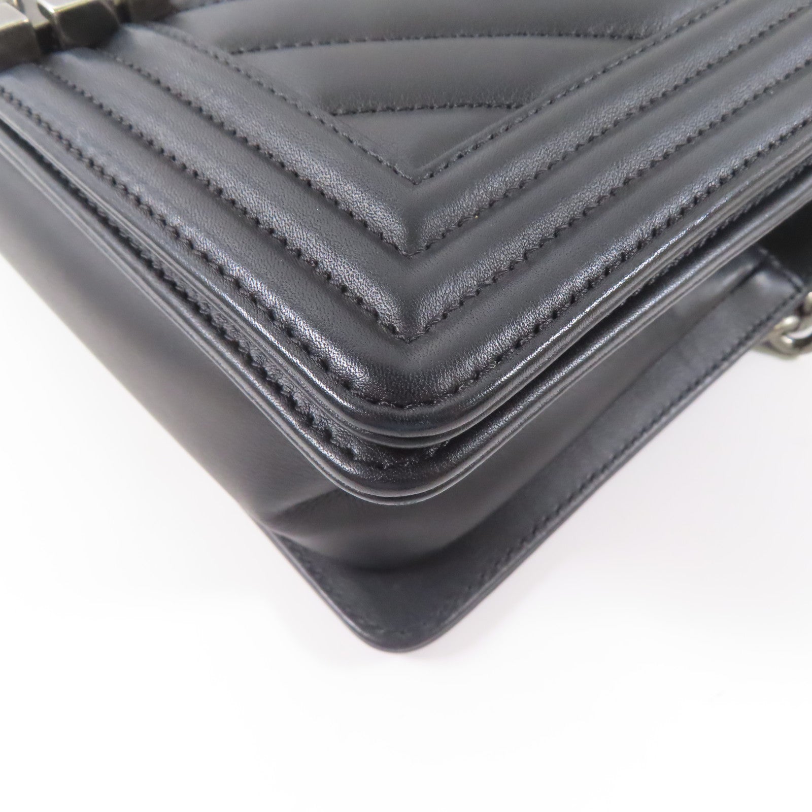 CHANEL 牛皮皮革Boy 25銀扣鏈帶肩背袋黑色