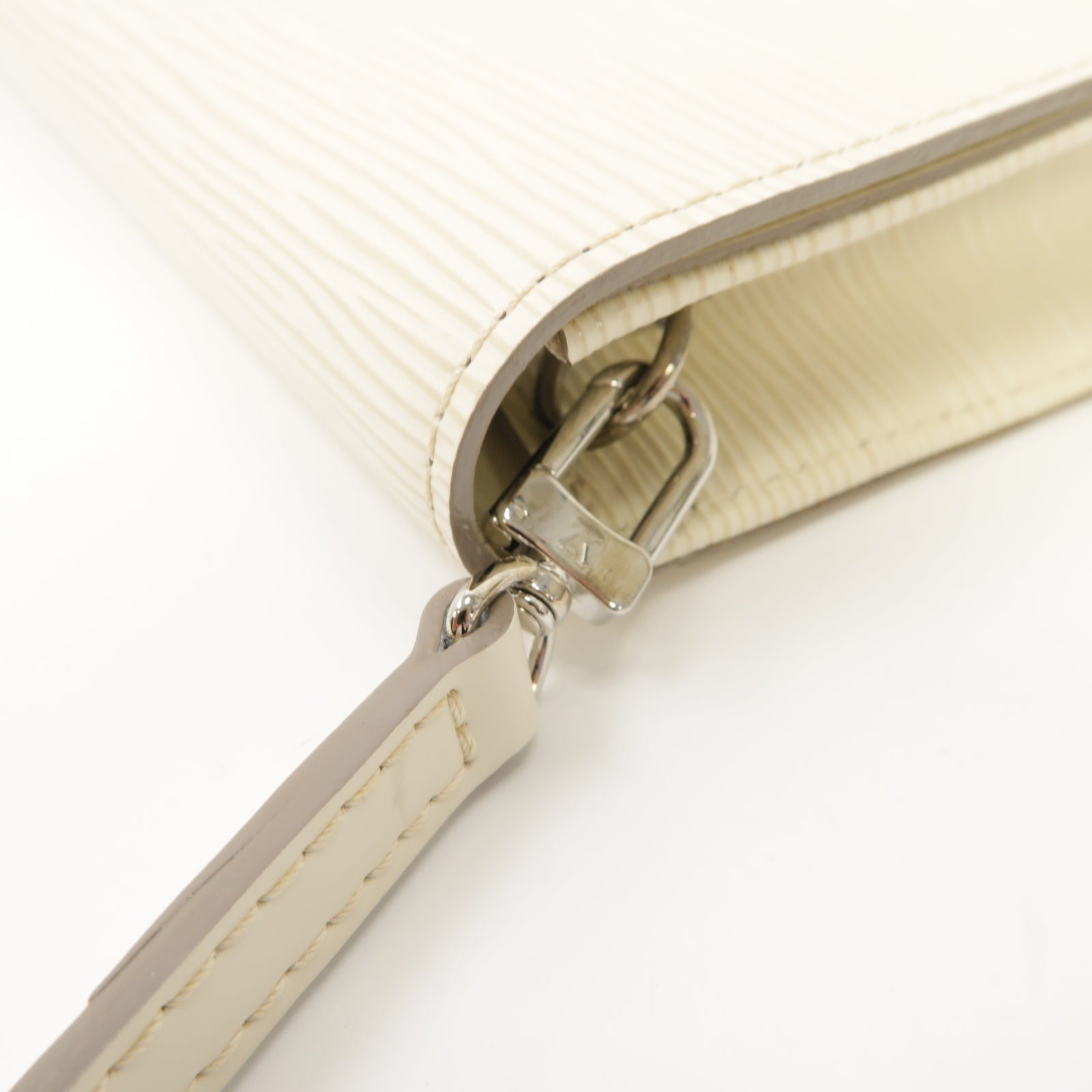LOUIS VUITTON Epi Patent Clutch Shoulder Bag銀扣肩背袋白色