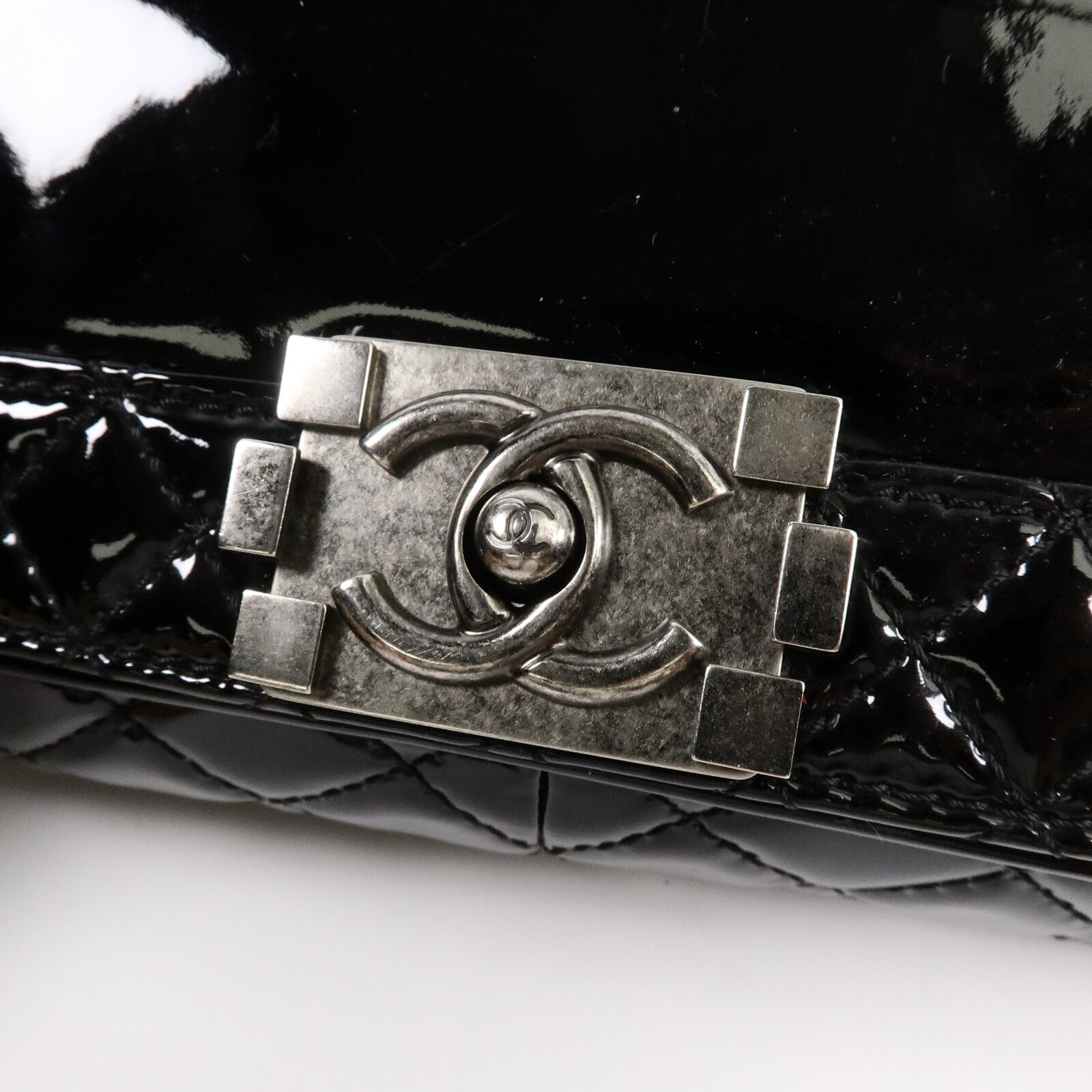 CHANEL 漆皮皮革Reverso Boy XL鏈帶手挽肩背兩用袋