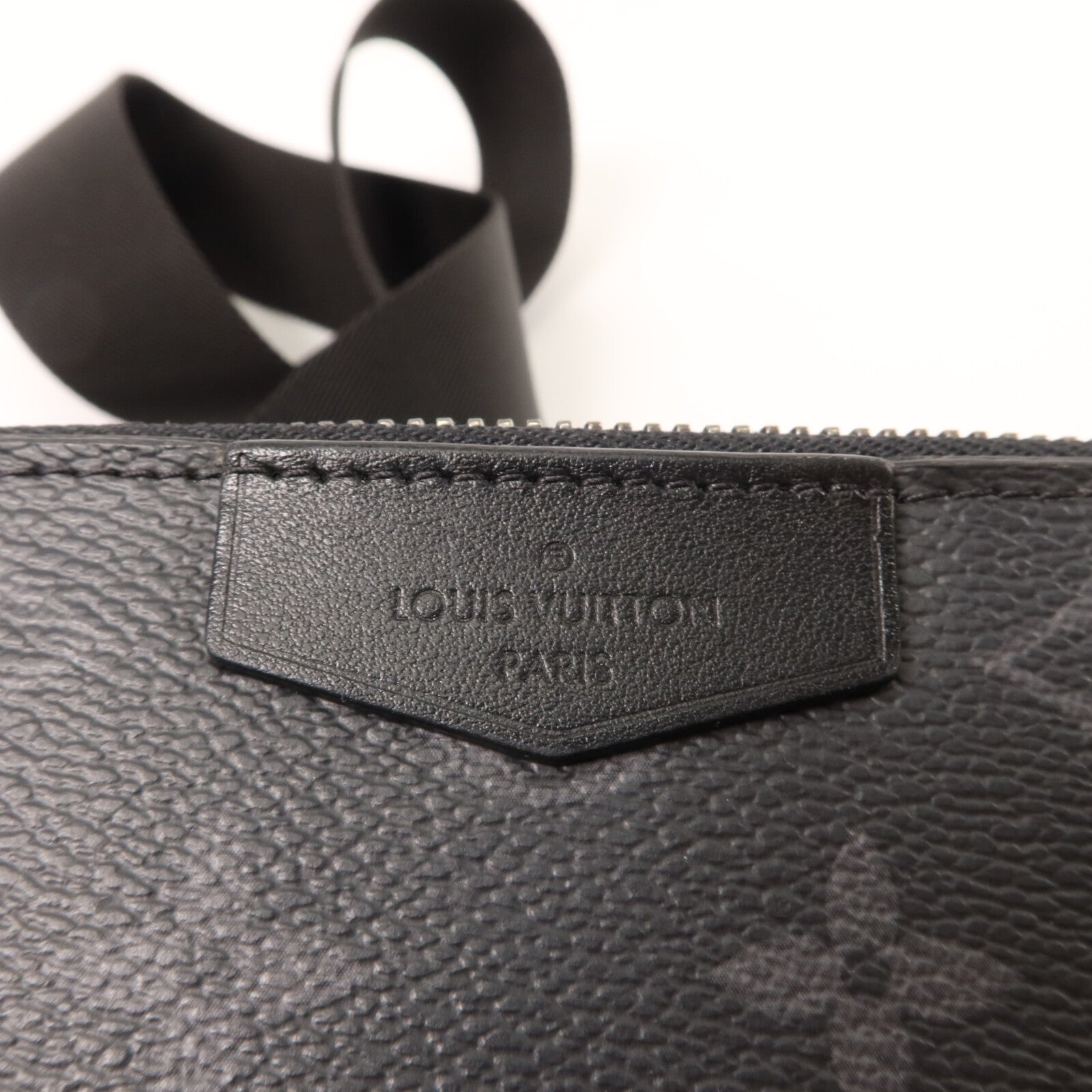 LOUIS VUITTON Monogram Eclipse Alpha Wearable Wallet肩背袋
