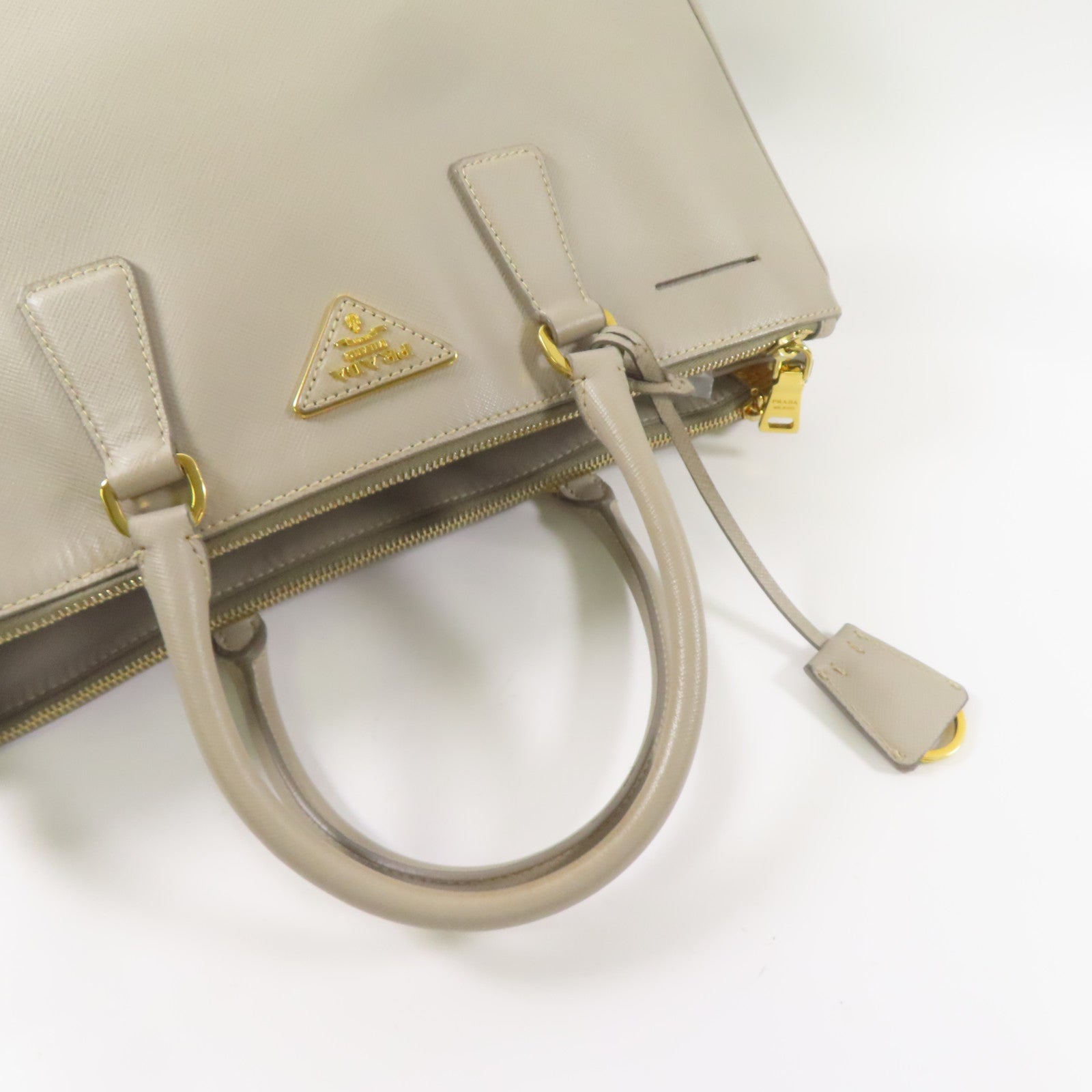 PRADA 牛皮皮革Saffiano Lux金扣手挽袋灰色